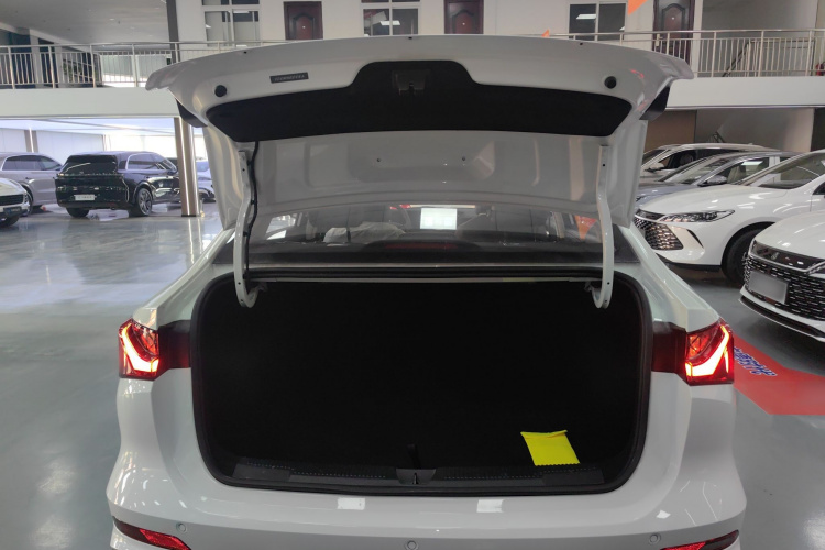 荣威i5 2026款 1.5L CVT豪华版机舱底盘23