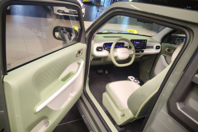 吉利银河 2025款 210km 熊猫骑士中控内饰20