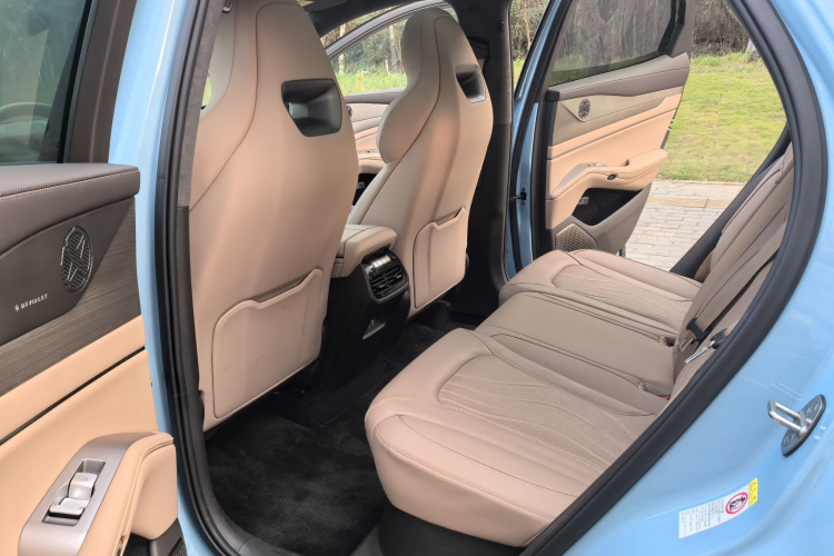 腾势N7 2025款 630 四驱智驾双激光旗舰版中控内饰7012