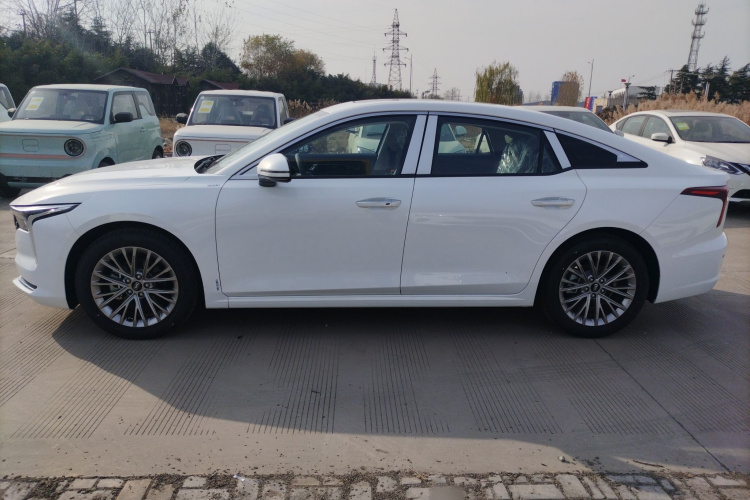 奔腾B70 2025款 龙耀版 1.5T 欢享型车身外观4