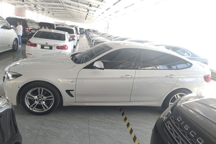 宝马3系GT 2019款 320i M运动套装车身外观4