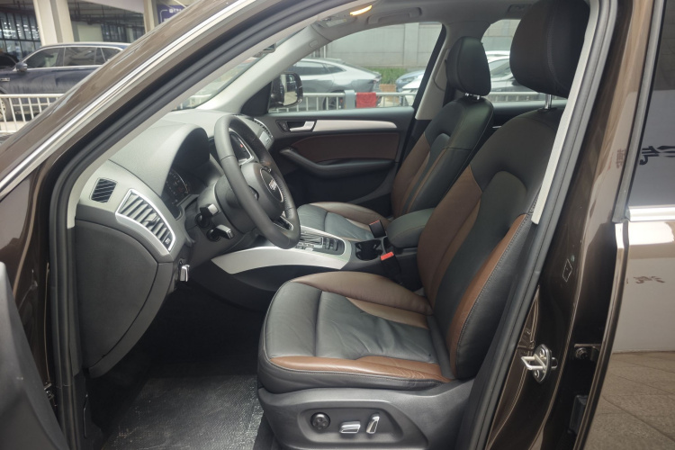 奥迪Q5 2017款 Plus 40 TFSI 技术型中控内饰7001