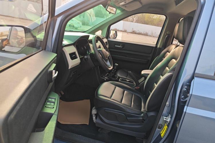 五菱汽车 五菱宏光PLUS 2020款 1.5L 手动舒适型 7座中控内饰20