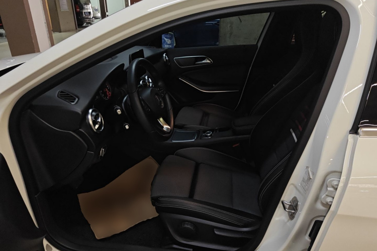 奔驰A级(进口) 2018款 A 200 动感型中控内饰19