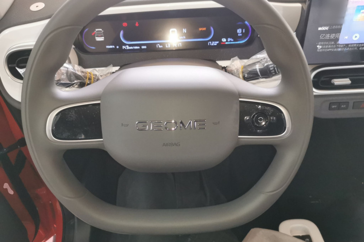 吉利银河 2025款 210km 熊猫骑士中控内饰13