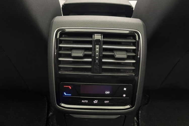 大众 迈腾 2023款 200万辆纪念版 330TSI DSG领先型中控内饰7003