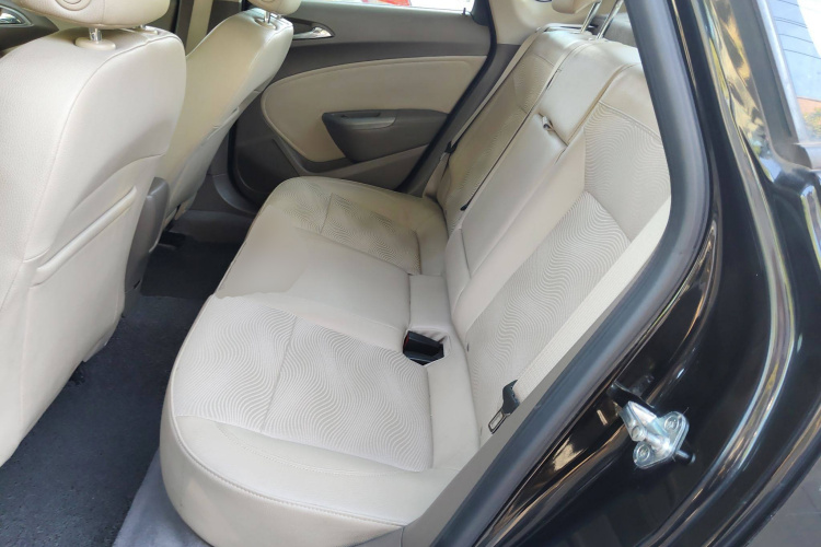 别克 英朗 2013款 GT 1.6L 自动时尚版中控内饰21