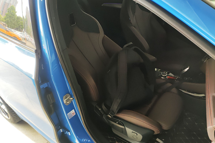 宝马X2 2021款 改款 sDrive25i 曜夜版局部细节41