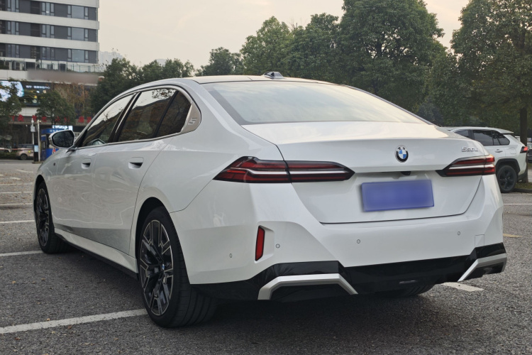 宝马5系 2024款 530Li 尊享型 M运动套装车身外观6004