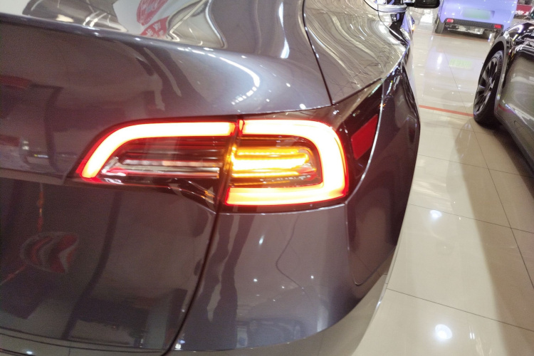 特斯拉 Model Y 2021款 长续航全轮驱动版车身外观9