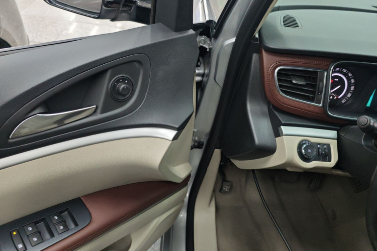 别克GL8 2017款 25S 豪华型 国V中控内饰20