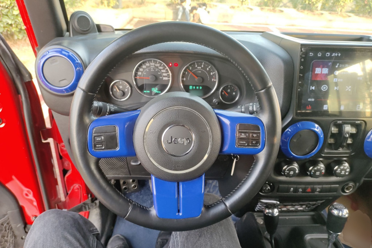 Jeep 牧马人 2014款 3.0L Sahara 四门版中控内饰13