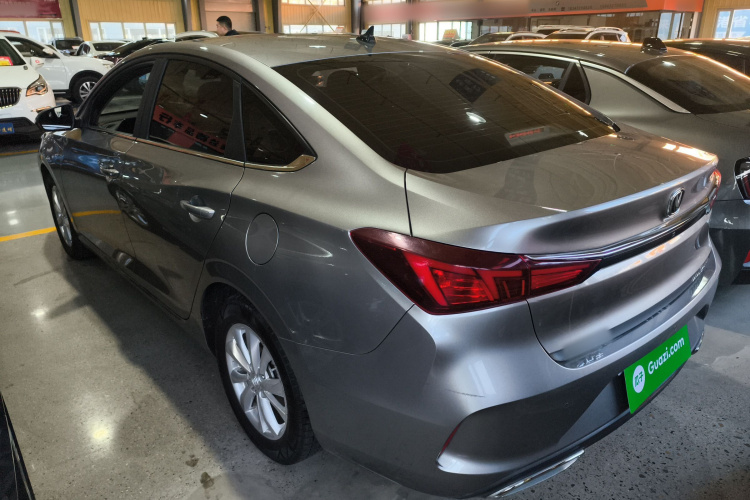 长安 逸动 2020款 PLUS 1.6L GDI 手动精英型车身外观4