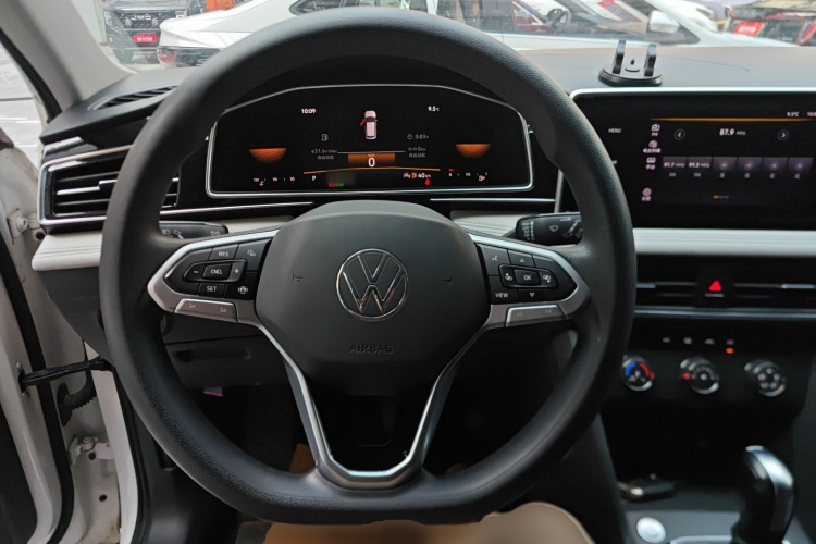 大众 途观L 2022款 330TSI 自动两驱舒享版中控内饰13