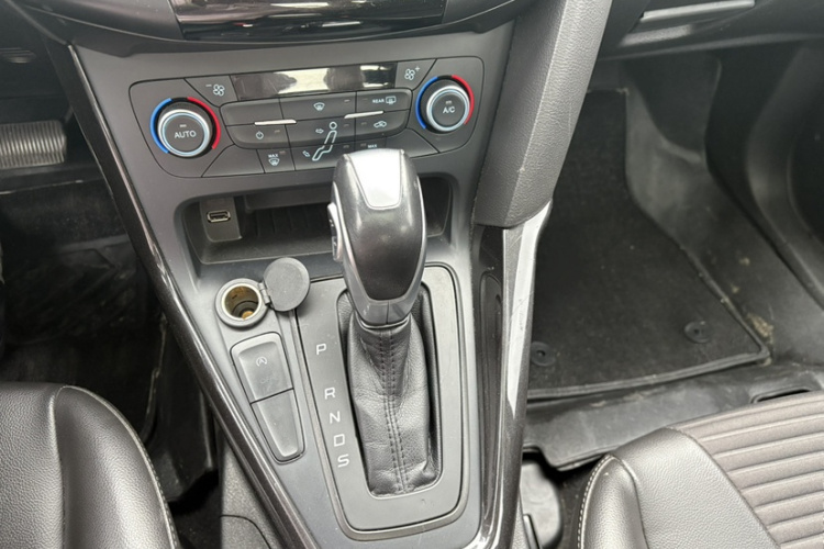 福特 福克斯 2018款 三厢经典 EcoBoost 125 自动超能风尚型智行版中控内饰7004