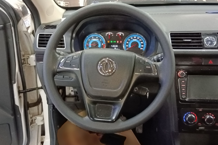 东风风光 风光370 2016款 1.5L 手动精英居家版 7座中控内饰13