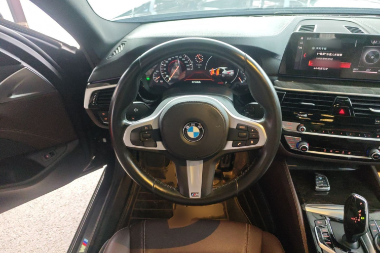 宝马5系 2019款 525Li M运动套装中控内饰13