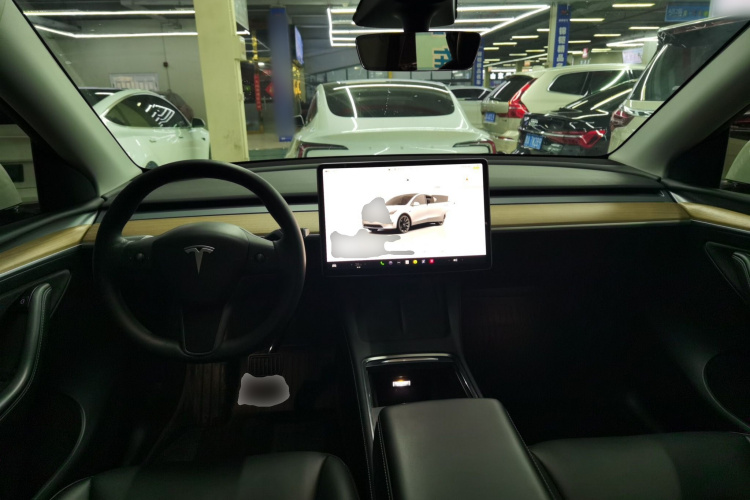 特斯拉 Model Y 2022款 长续航全轮驱动版中控内饰7002