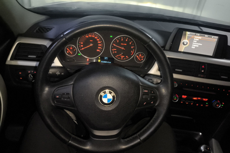 宝马3系 2013款 320i 时尚型中控内饰13