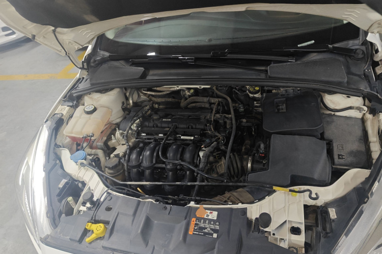 福特 福克斯 2018款 三厢经典 1.6L 自动风尚型智行版机舱底盘24