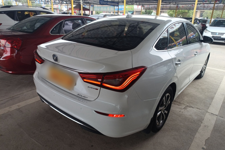 长安 逸动 2018款 1.6L GDI 手动领尚型车身外观7