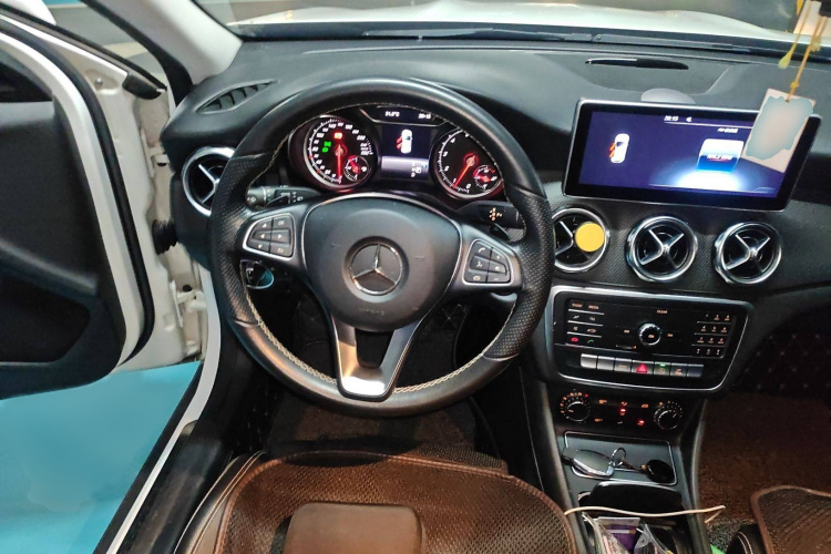 奔驰GLA 2018款 GLA 200 动感型局部细节13