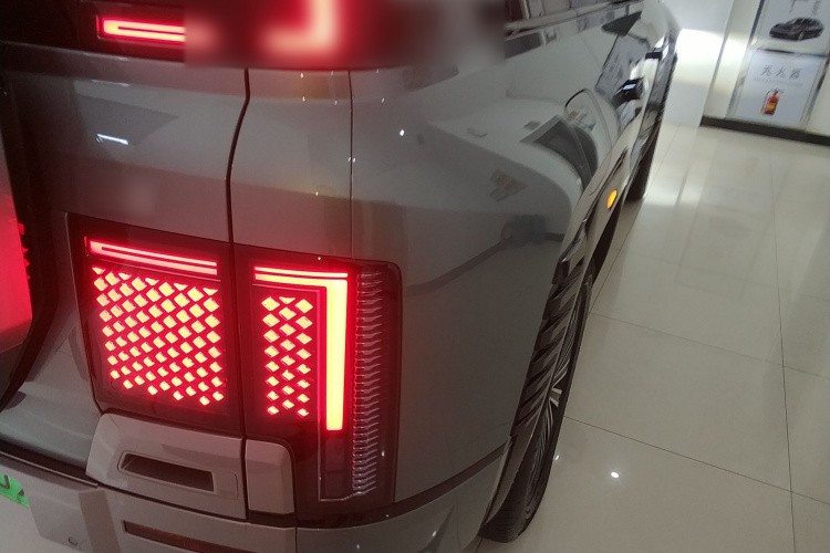 仰望U8 2023款 豪华版车身外观9