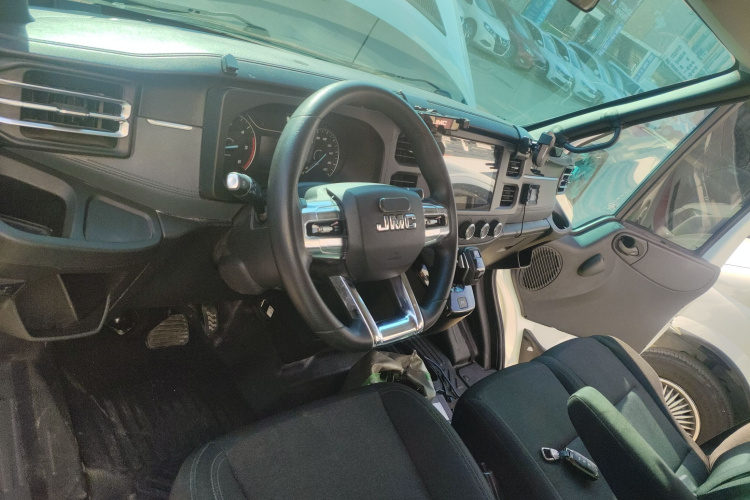 江铃福顺 2023款 2.0T 自动中轴中高顶商运型多功能乘用车7座中控内饰12