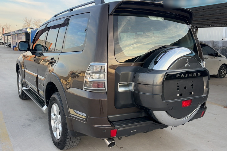 三菱 帕杰罗(进口) 2018款 3.0L 自动舒适版车身外观6005