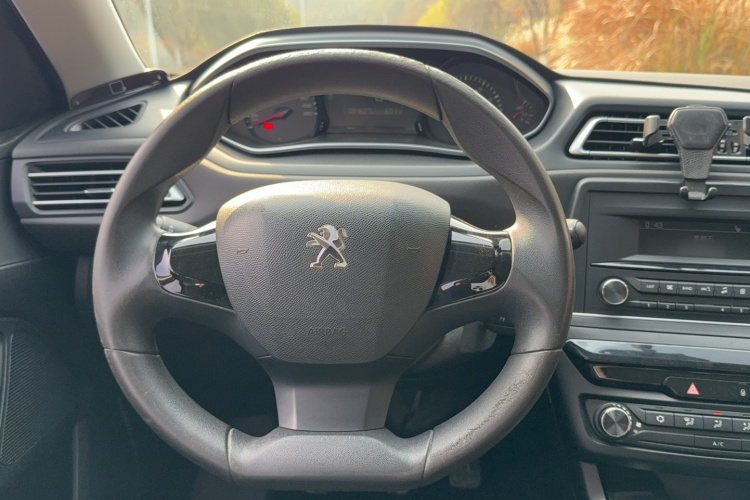 标致308 2016款 1.6L 手动时尚版局部细节13