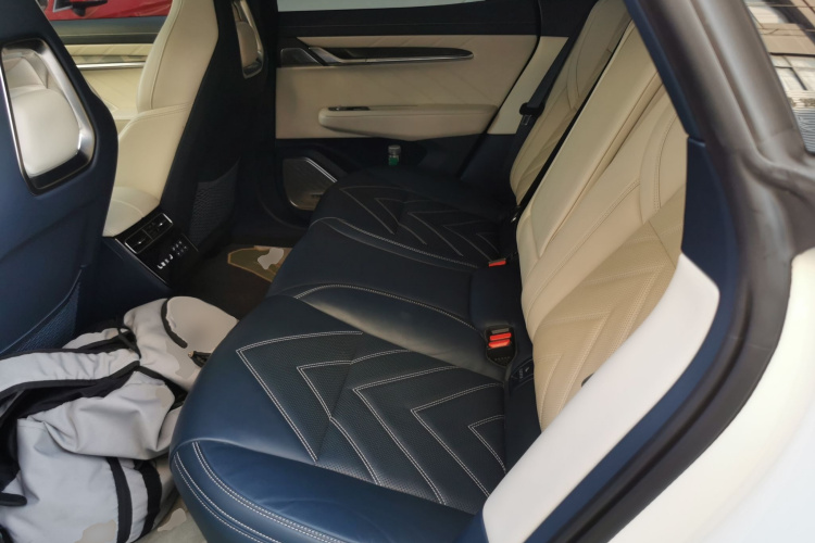 极氪001 2022款 超长续航双电机 YOU版中控内饰7004