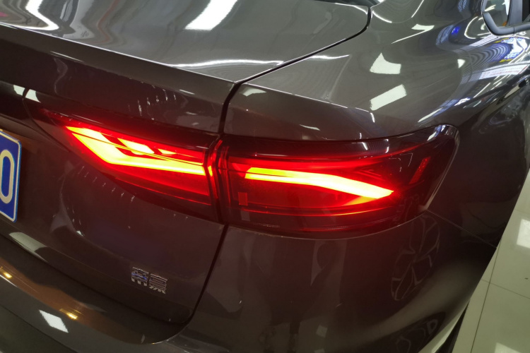 吉利汽车 帝豪 2026款 第4代 400万纪念款 1.5L 手动超越型车身外观9