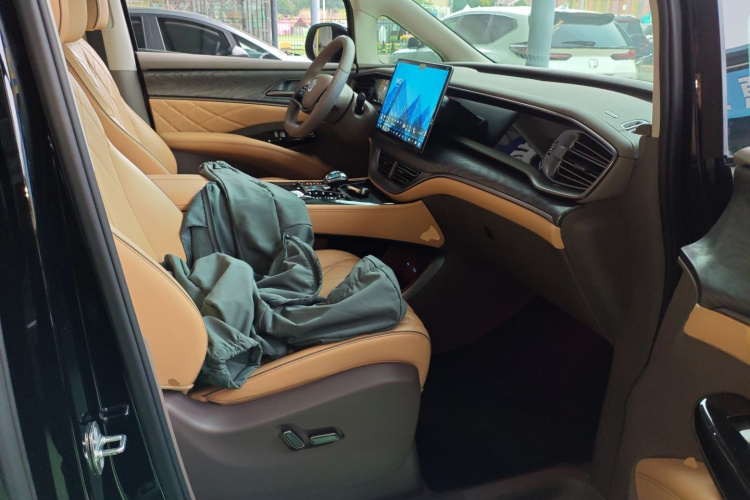 腾势D9 2022款 DM-i 1040 尊贵型局部细节41