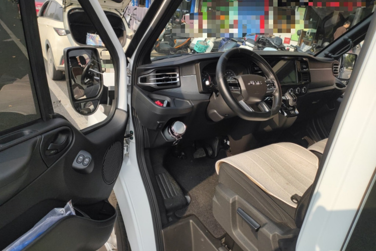 江铃福顺 2025款 2.0T 8AT柴油短轴中顶商运型多功能乘用车5/6座中控内饰20