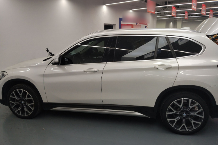宝马X1 2022款 改款 xDrive25Li 尊享型车身外观4