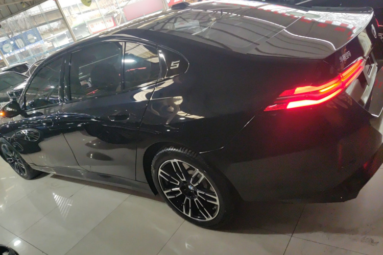 宝马5系 2025款 530Li 领先型 M运动套装车身外观6003
