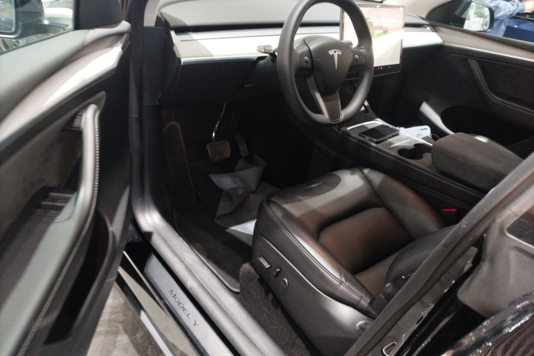 特斯拉 Model Y 2023款 后轮驱动版中控内饰7003
