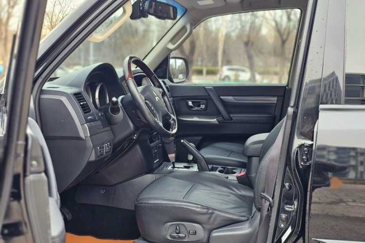 三菱 帕杰罗(进口) 2016款 3.0L 自动尊贵版 国V局部细节19