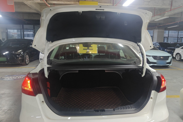 福特 福克斯 2018款 三厢经典 1.6L 自动风尚型智行版机舱底盘23