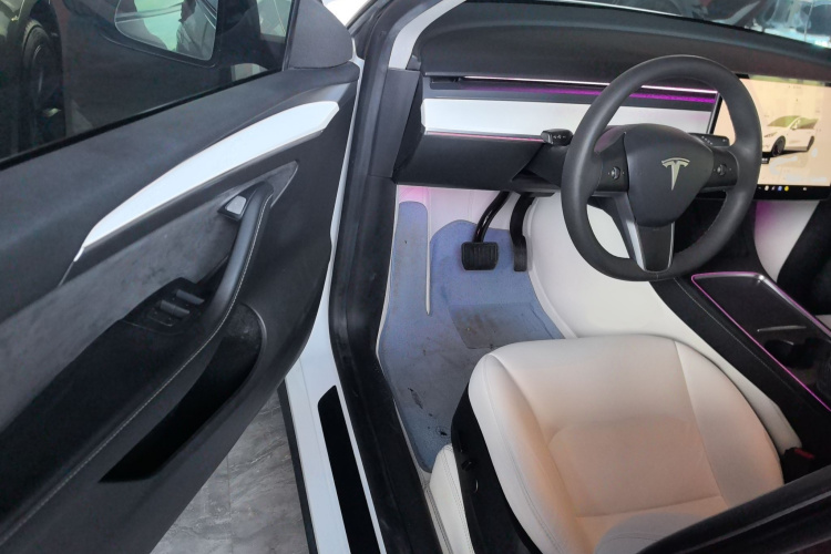 特斯拉 Model Y 2022款 改款 后轮驱动版中控内饰7003