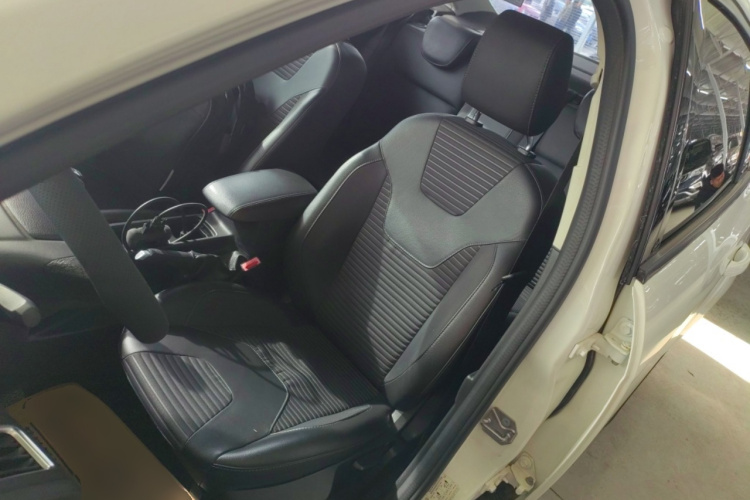 福特 福克斯 2017款 三厢 EcoBoost 125 手动超能风尚型智行版中控内饰19