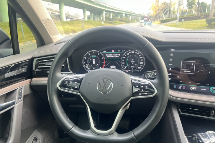 大众 途锐 2022款 3.0TSI 锐享版 曜黑运动套装中控内饰7013