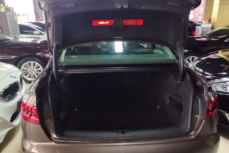 奥迪A4L 2018款 30周年年型 40 TFSI 时尚型局部细节23