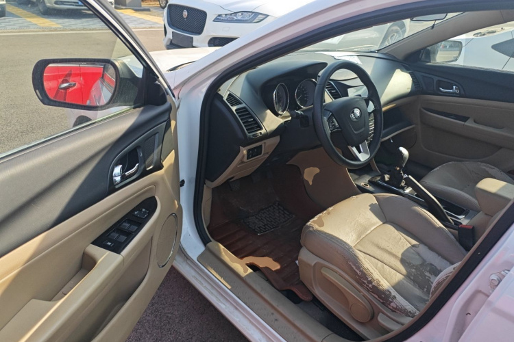 奔腾B50 2013款 1.6L 手动舒适型中控内饰20