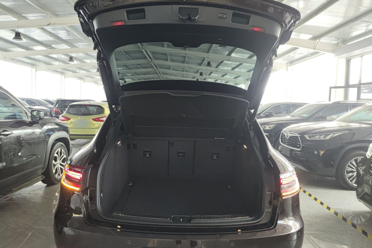 保时捷 2020款 Macan 2.0T机舱底盘23