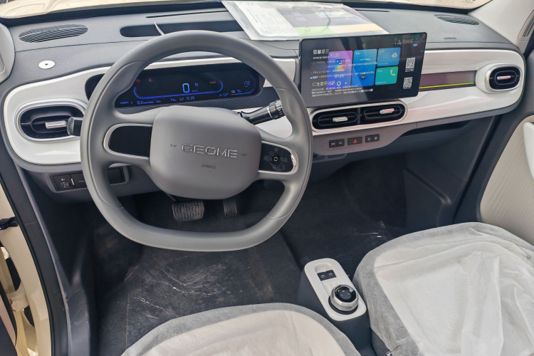 吉利银河 熊猫 2025款 210km 元气熊中控内饰7001