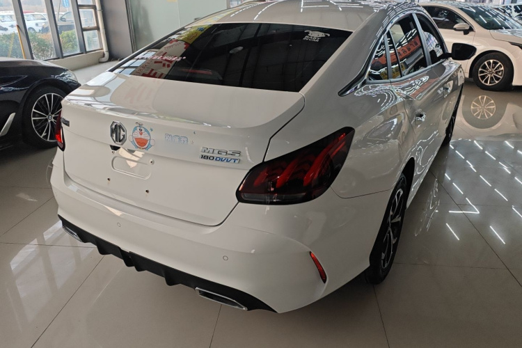 名爵 MG5 2023款 180DVVT CVT豪华版车身外观7