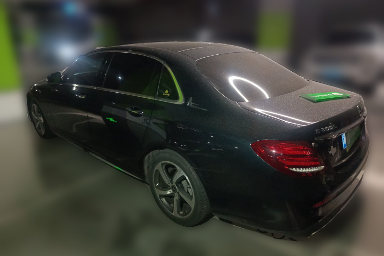 奔驰E级 2018款 改款 E 300 L 运动豪华型车身外观5