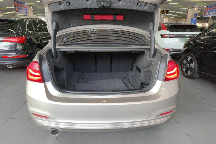 宝马3系 2016款 320i 时尚型局部细节23