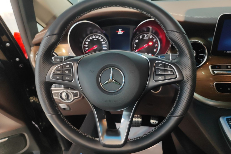 奔驰V级 2022款 V 260 尊贵版局部细节13